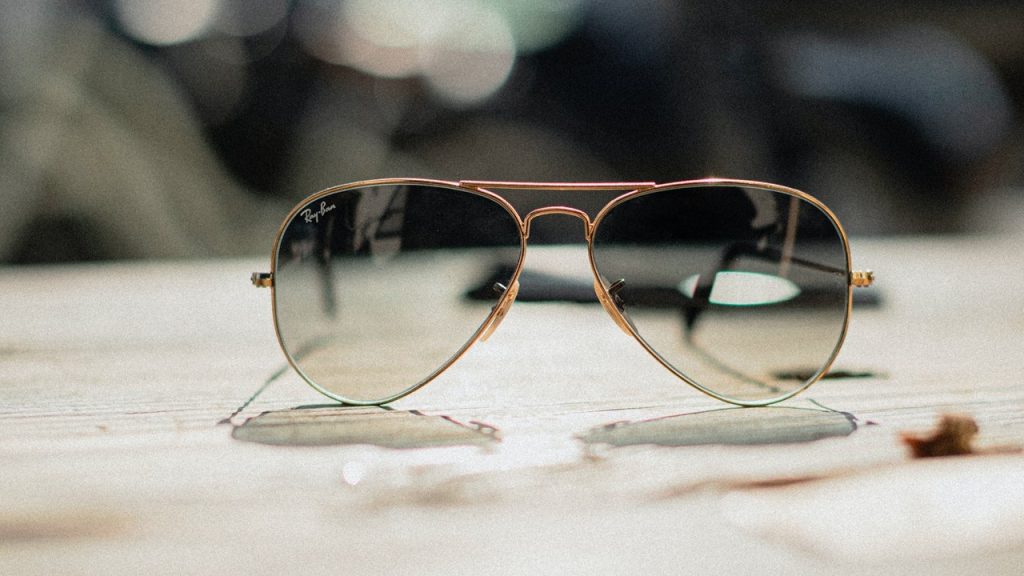 クールな装いで大人っぽさを演出！ティアドロップ型のサングラスおすすめ5選