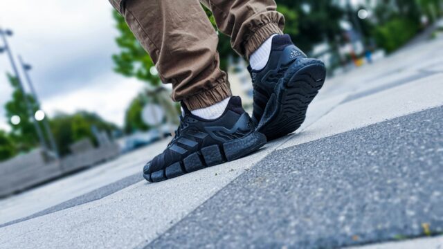 カッコよく履きこなす！大人男性におすすめの黒スニーカー5選