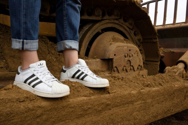 【スポカジスタイルにおすすめシューズ5選】大人メンズの新しいスタイル