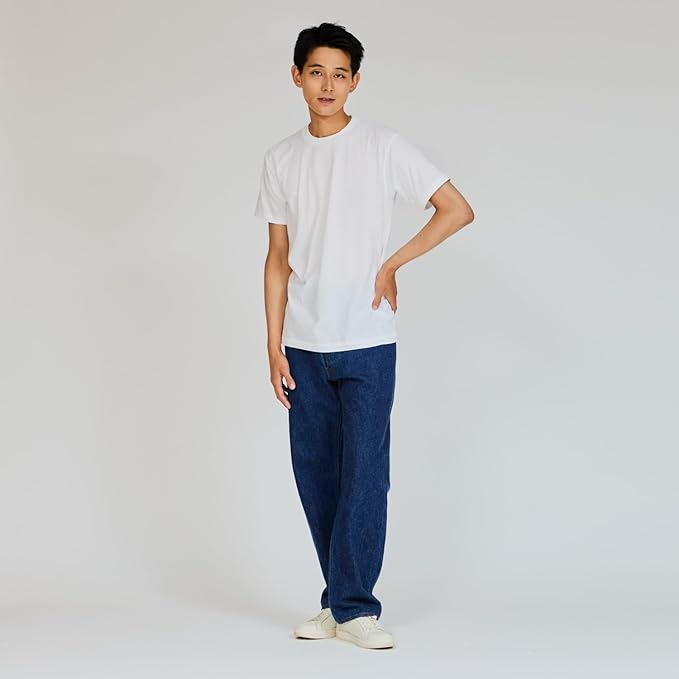 ヘインズの青ラベルTシャツを着る男性