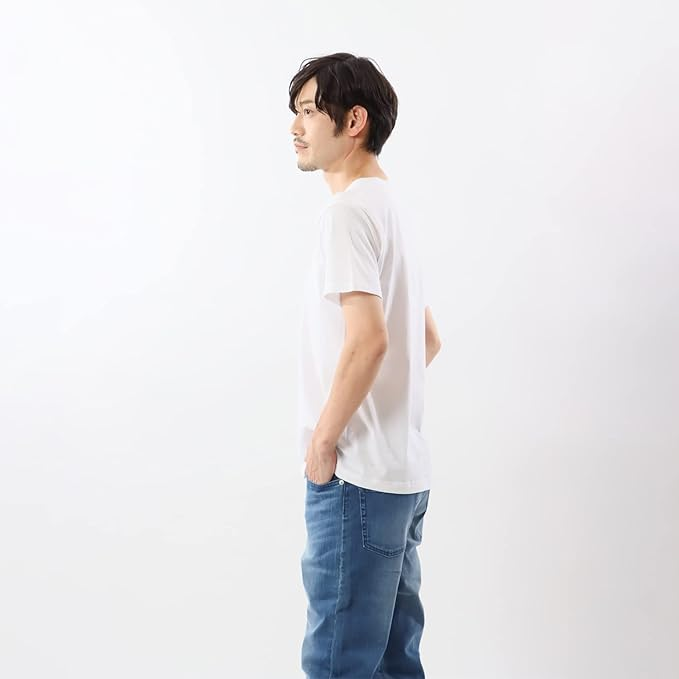 ヘインズのジャパンフィットTシャツを着ている男性