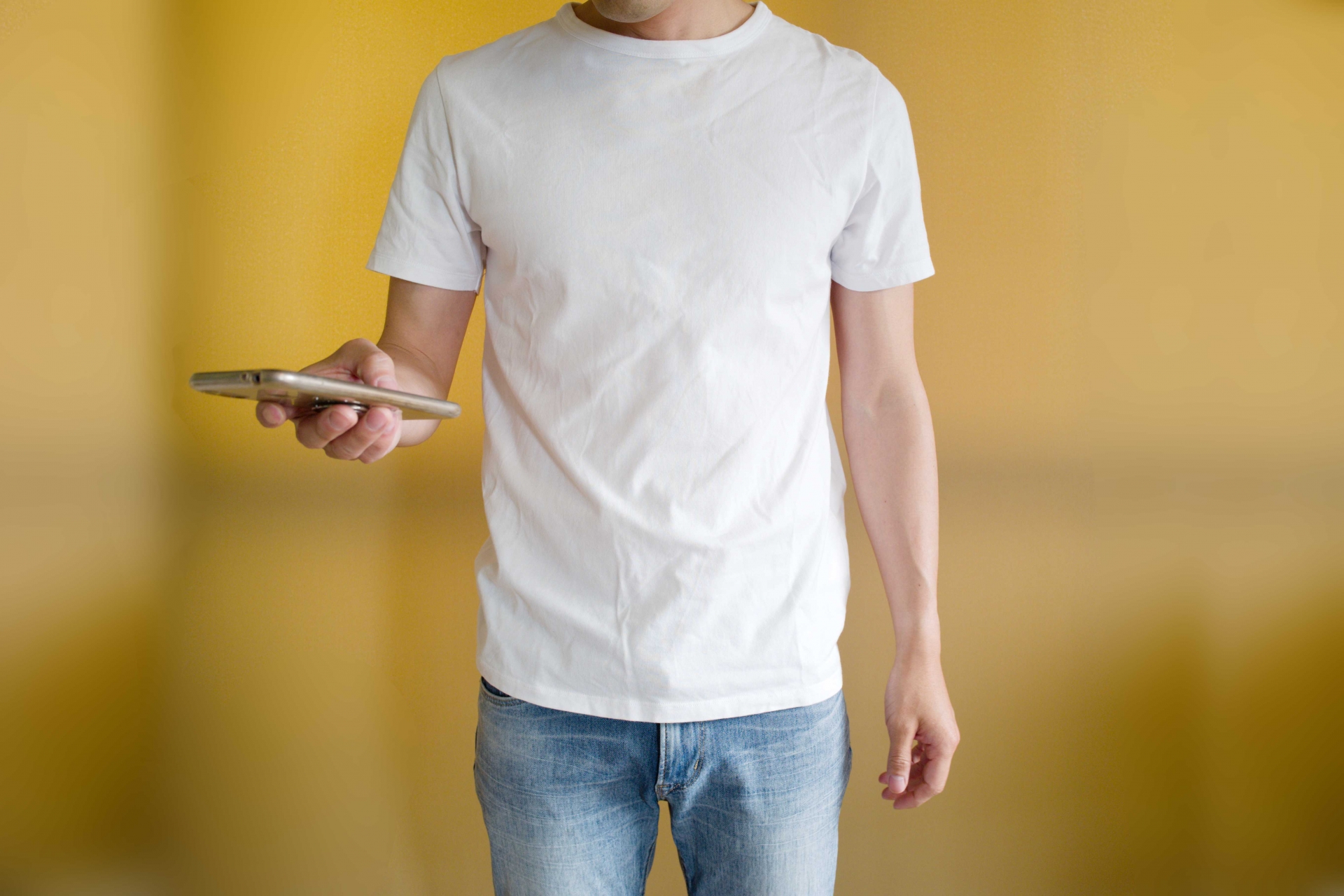 白Tシャツを着た男性