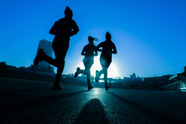 夜間のランニングにおすすめの安全グッズ・必需品5選【2026最新】