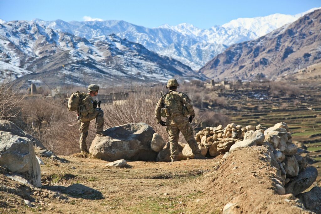 2人の兵士が丘に立っている