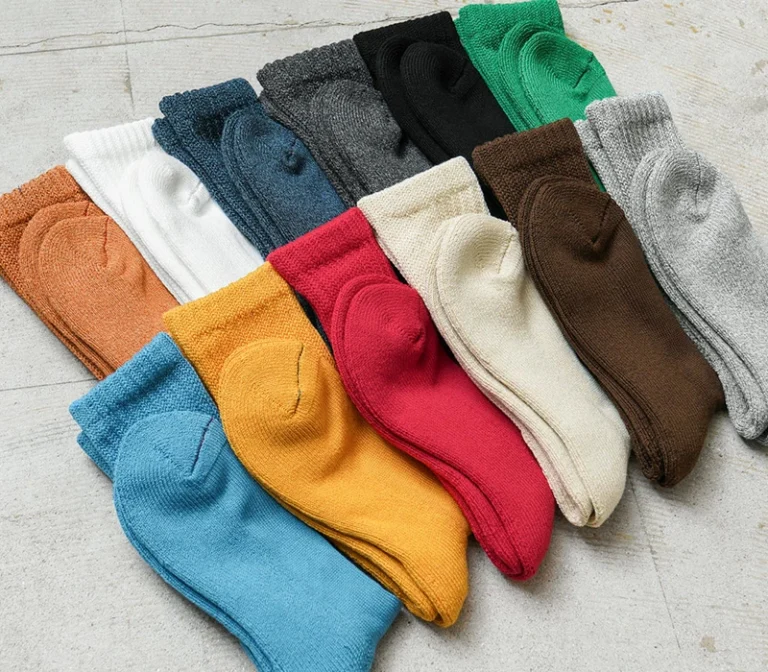 さまざまな色の靴下