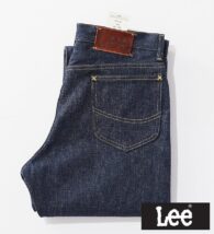 Leeのジーンズが折りたたまれている