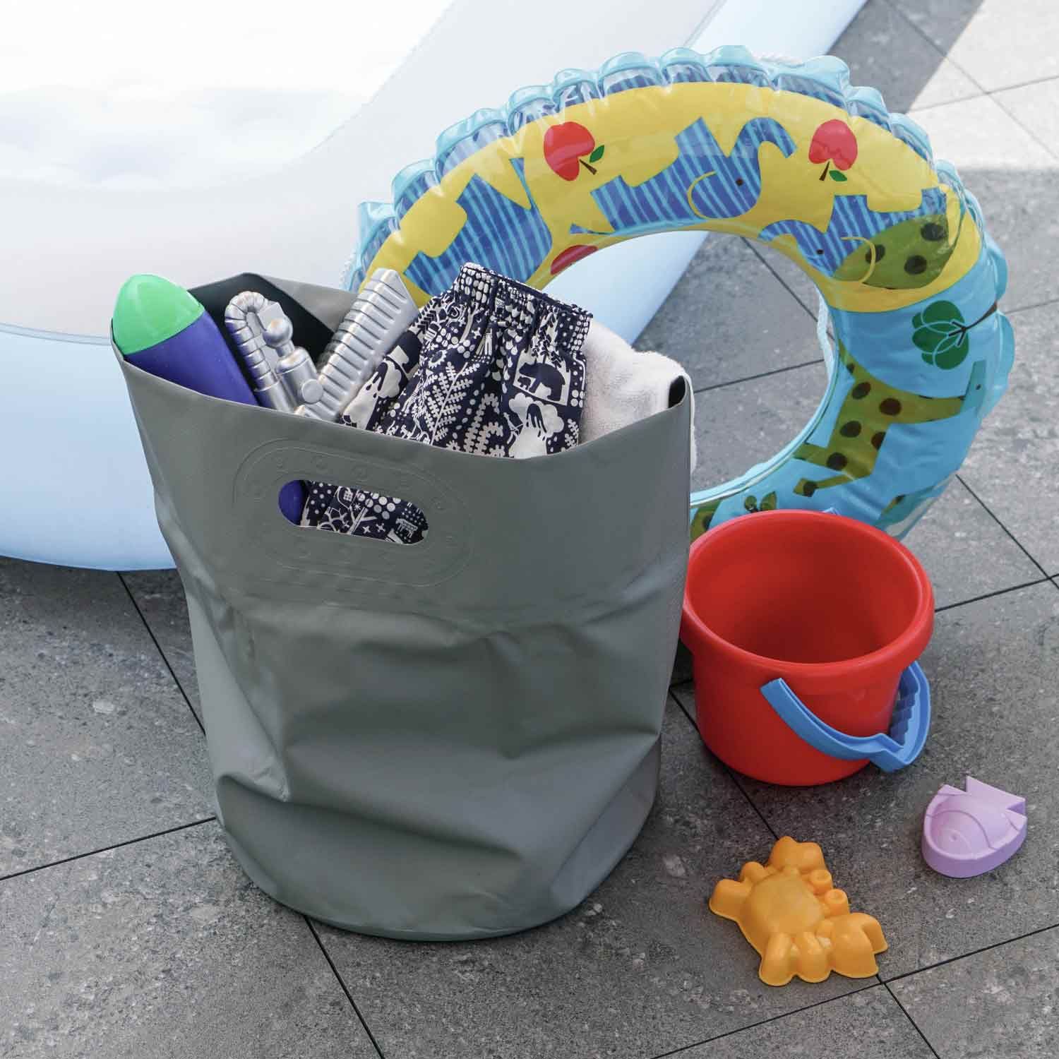 ハイタイドのタープバッグ 水遊びの道具を入れて