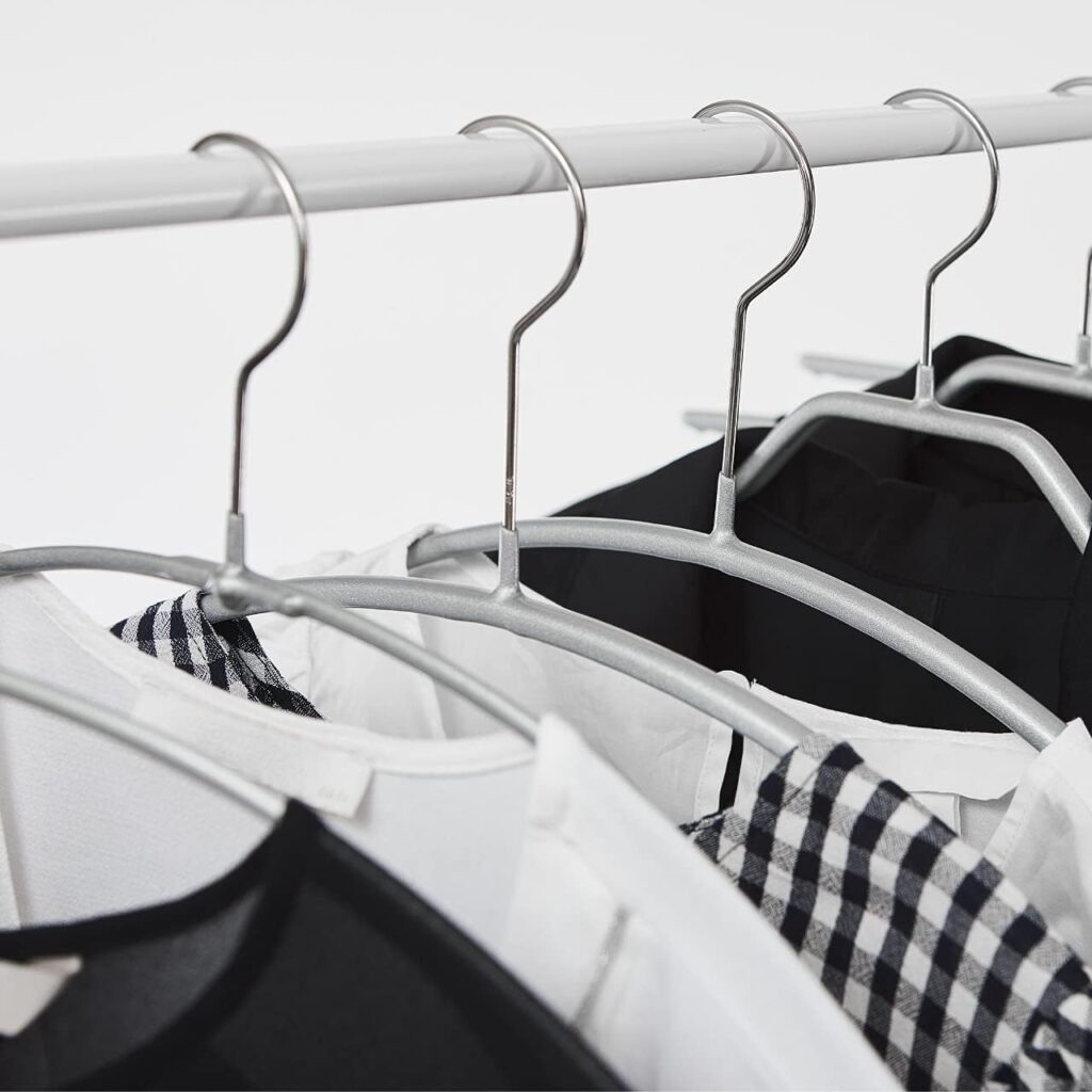 MAWAハンガーで掛けられた衣類