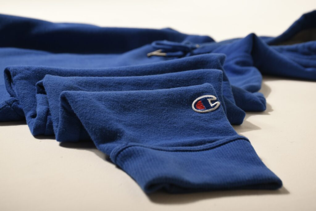 チャンピオンの青いフーディ