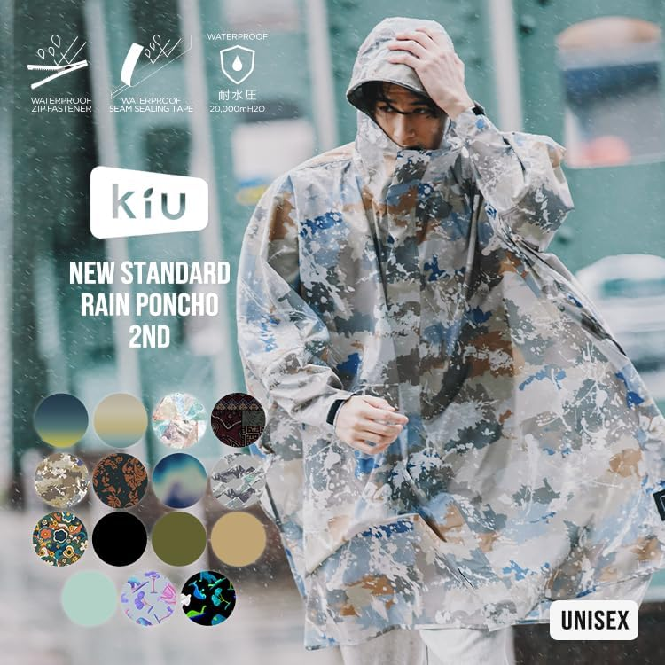 KIUのレインポンチョを着る男性