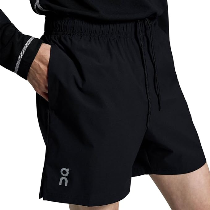 ONのランニングパンツを履く男性