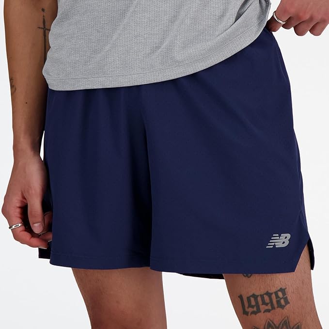 ランニングパンツを履く男性