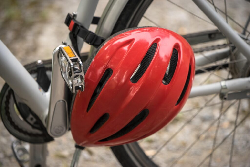 自転車に赤いヘルメットがかけられている