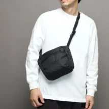 アークテリクスのボディバッグを提げた男性