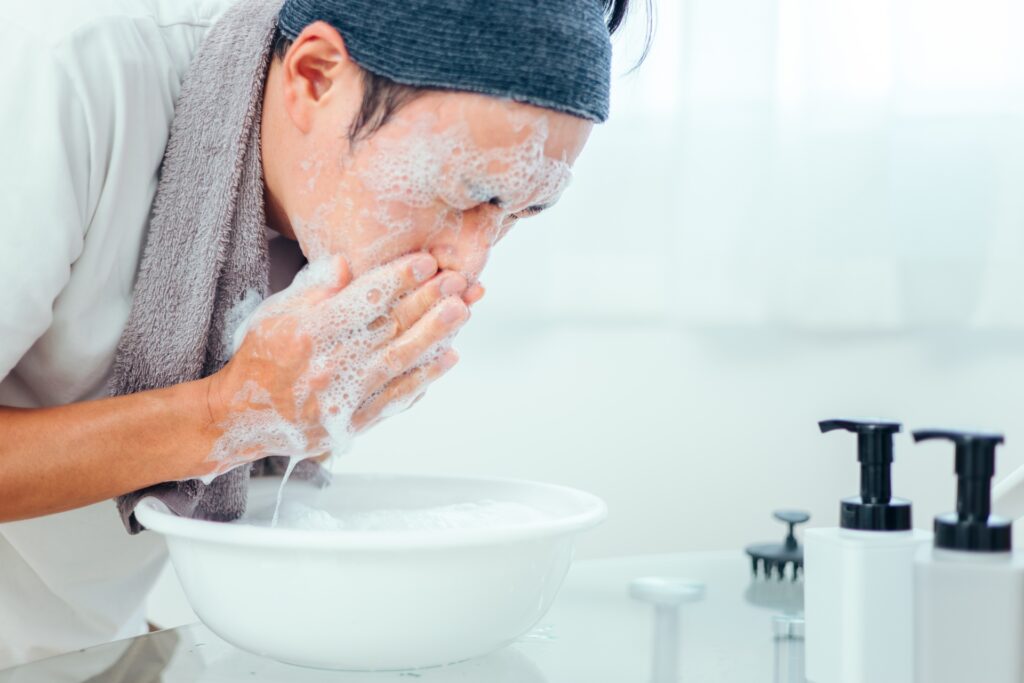 洗顔する男性