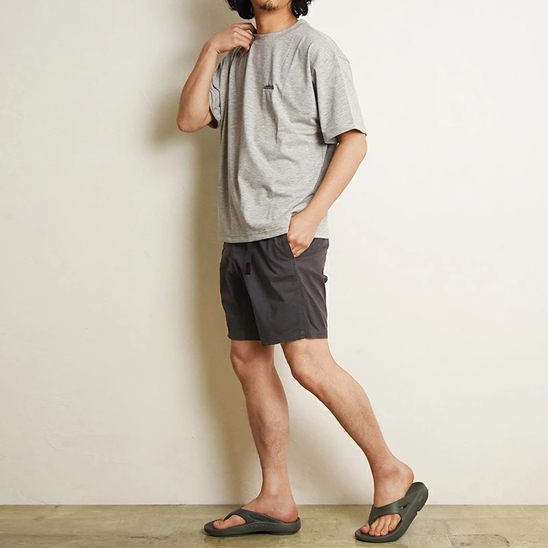 グラミチのショートパンツを履いた男性