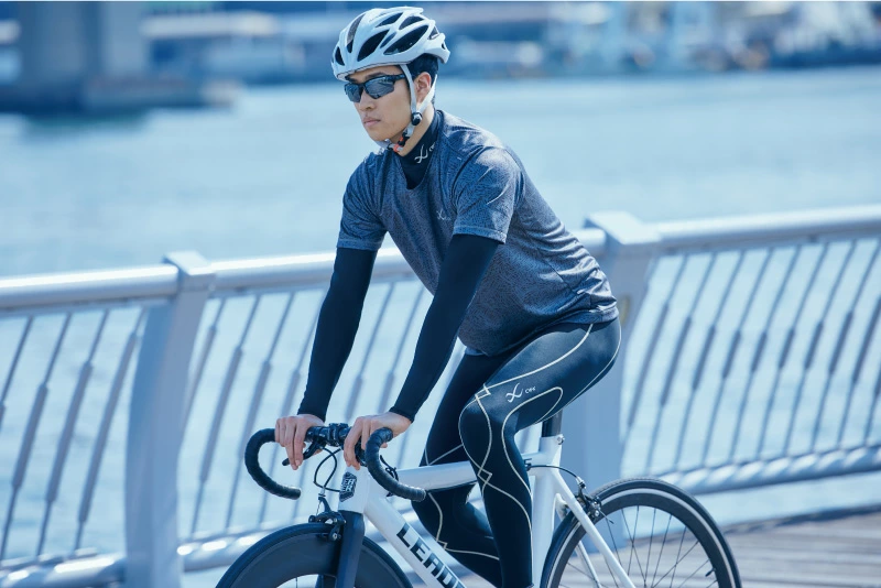 CW-Xのタイツを履いて自転車に乗る男性