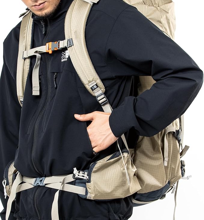 黒いマウンテンパーカーを着た男性がリュックを背負っている