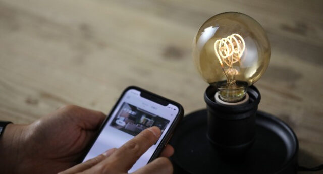 エジソンバルブLEDスマート電球とは？スマホ操作で便利＆光の色による雰囲気の違いを解説