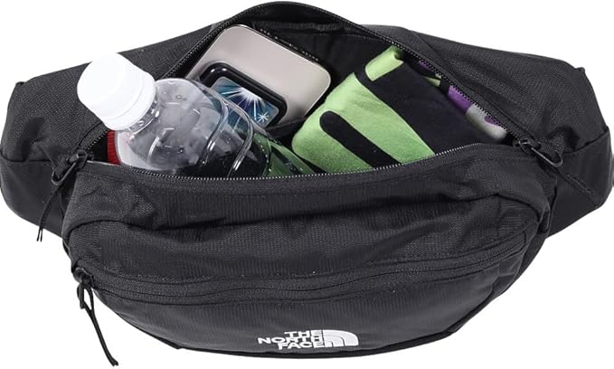 THENORTHFACEのボディバッグRHEAに荷物を入れた様子