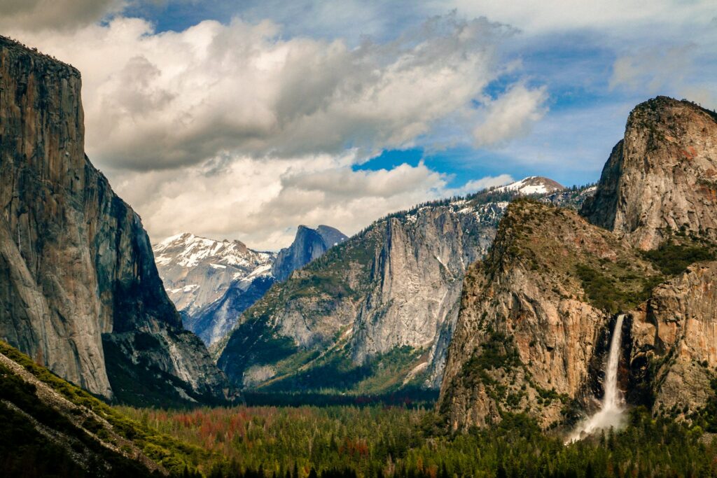 カリフォルニア州の山々と青い空