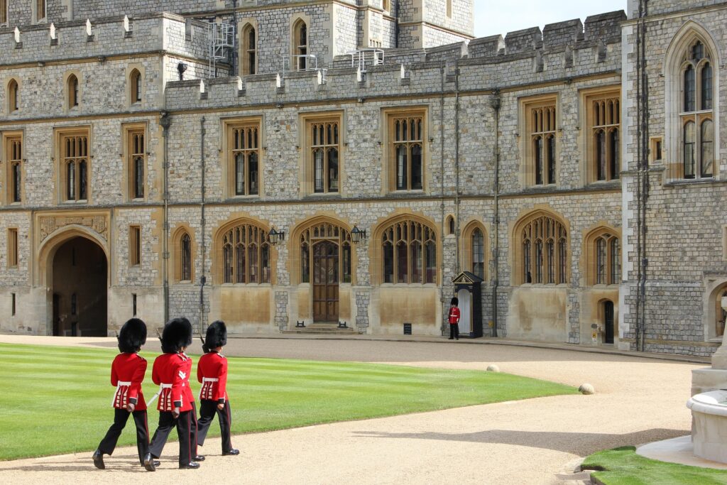 イギリスの城の前を護衛が歩いている