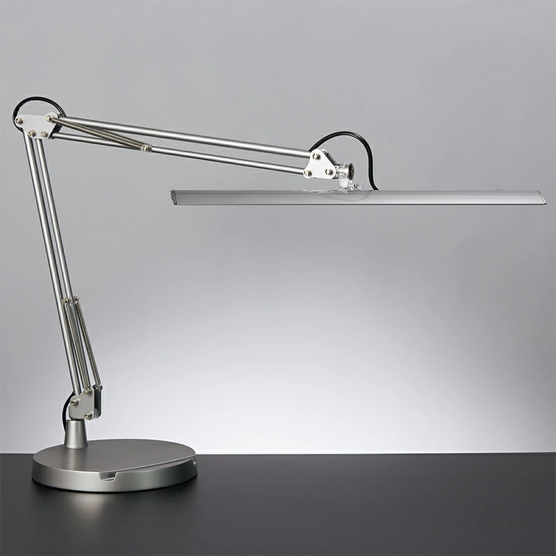 シルバーのデスクライト