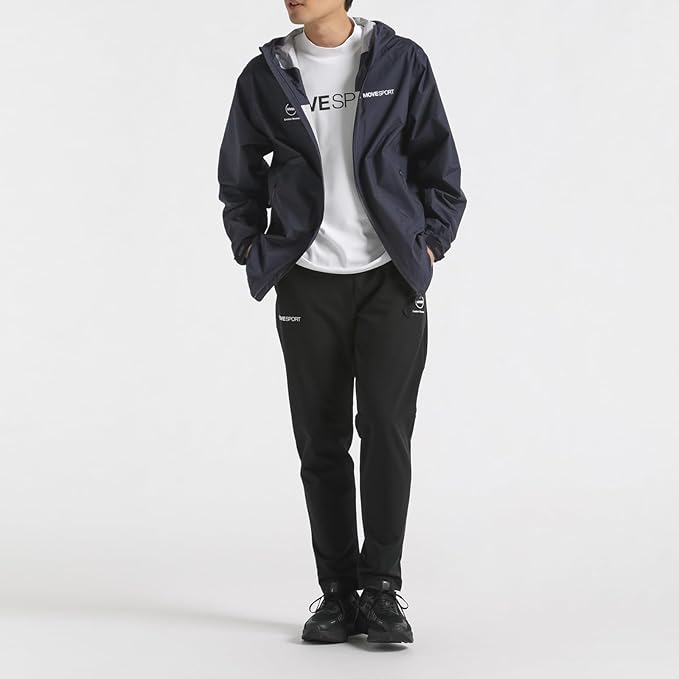 ムーブスポーツのウェアのセットアップを着ている人