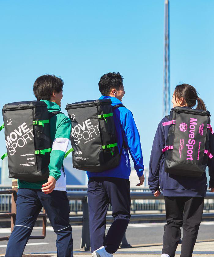 ムーブスポーツのリュックを背負った3人