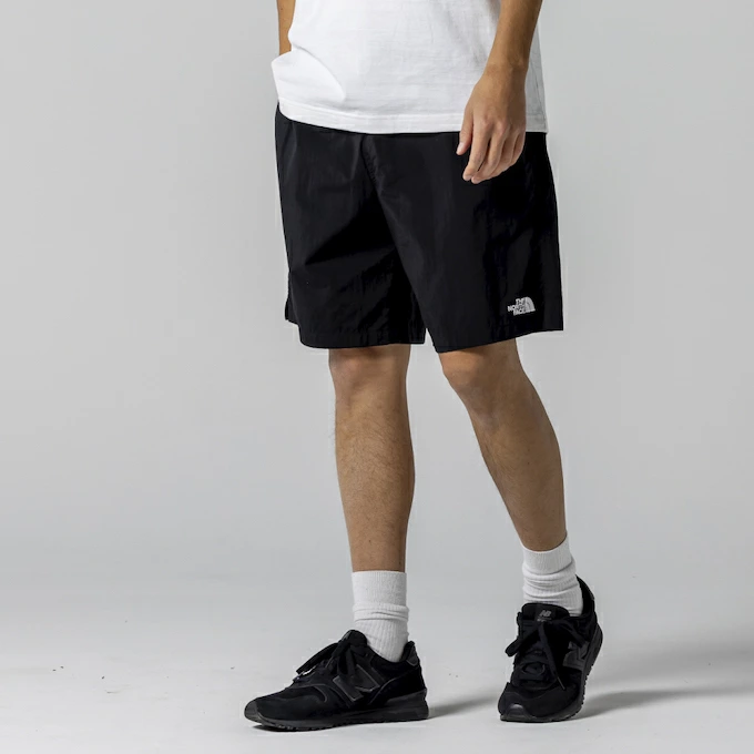 ノースフェイスのショートパンツを履いた男性