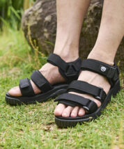 シャカのサンダルを履いている男性の足