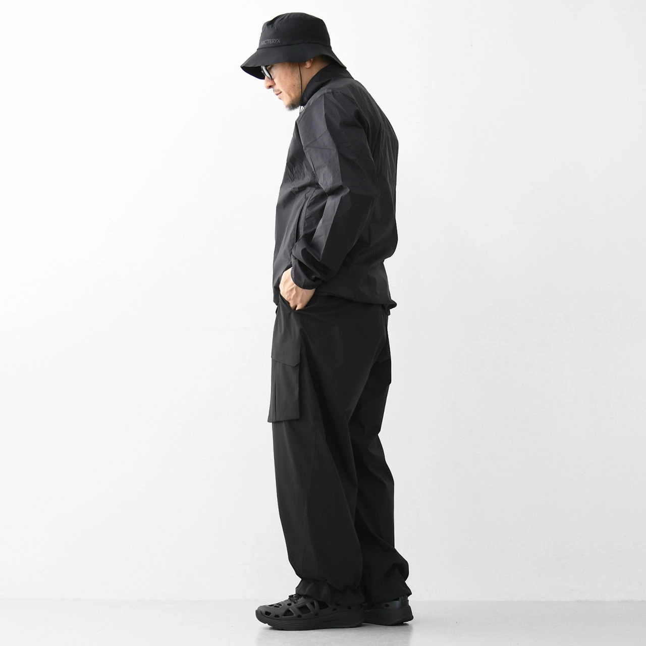 ノースフェイスのサンダルを履いた男性の立ち姿