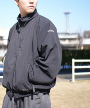 ワイルドシングスのジャケットを着た男性