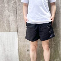 ショートパンツを履いた男性