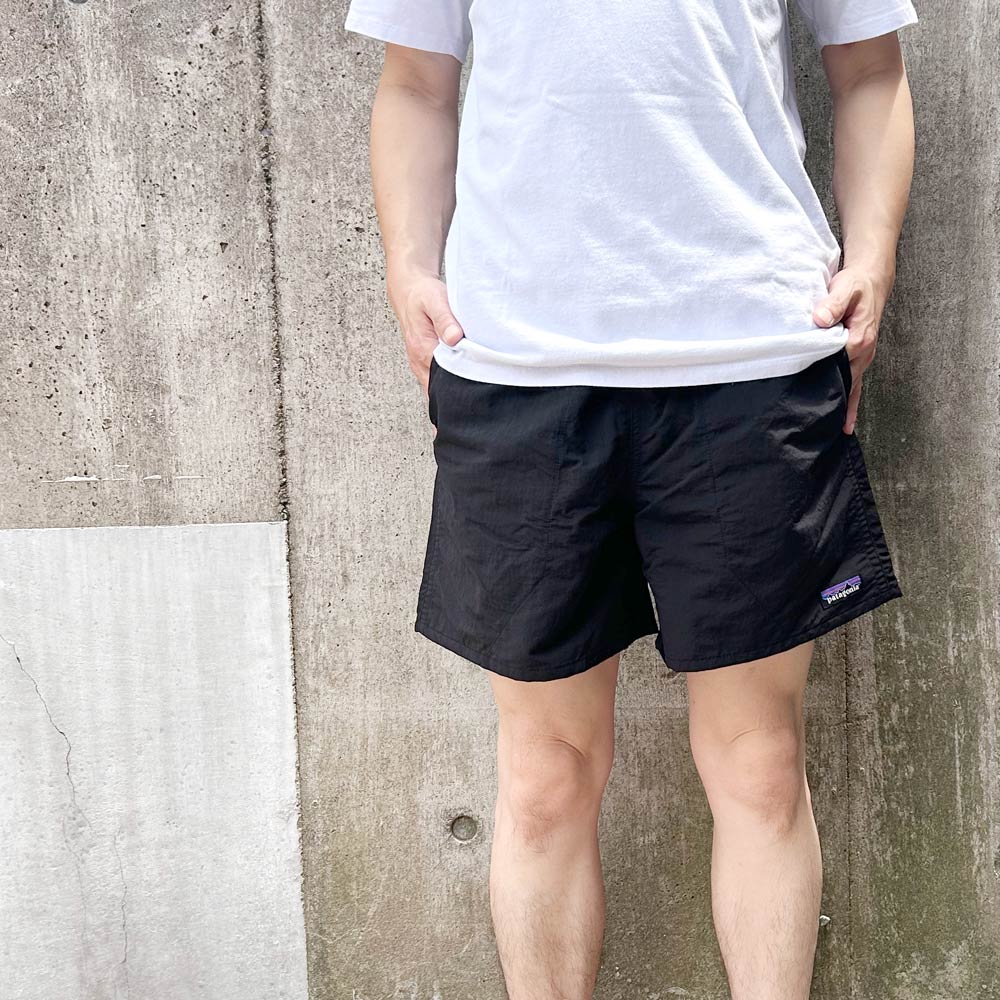 ショートパンツを履いた男性