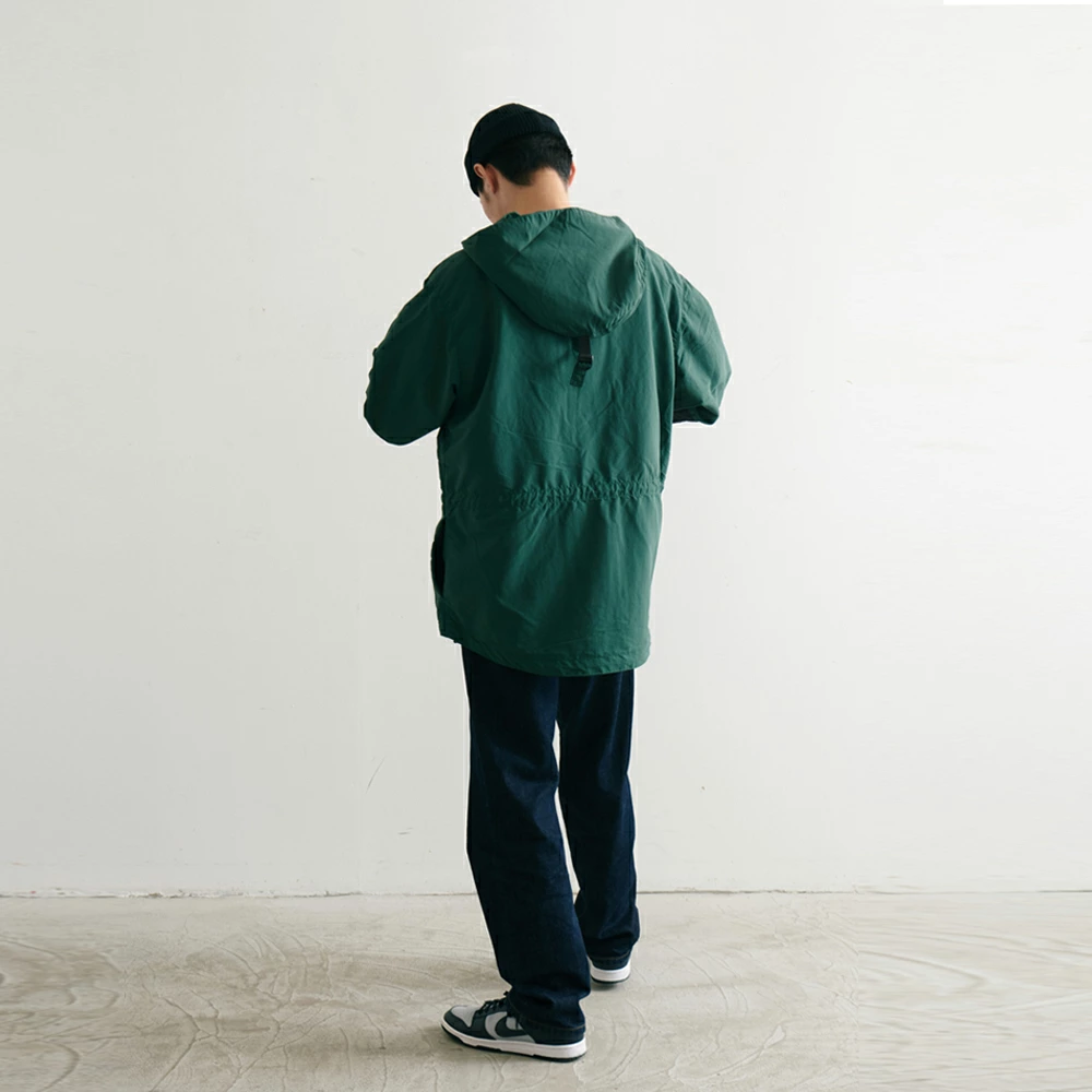 緑のジャケットを着た男性の後ろ姿