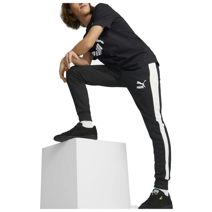 プーマのウェアを着た男性