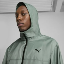 プーマのジャケットのフードをかぶった男性