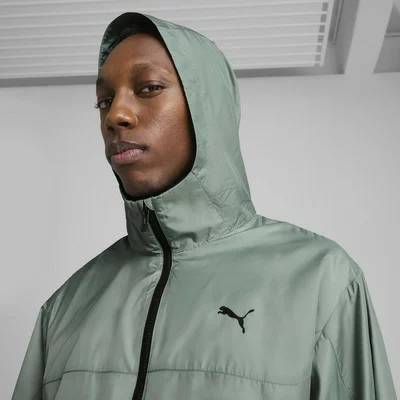 プーマのジャケットのフードをかぶった男性