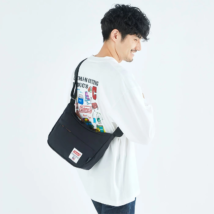 Colemanのショルダーバッグを背負った男性