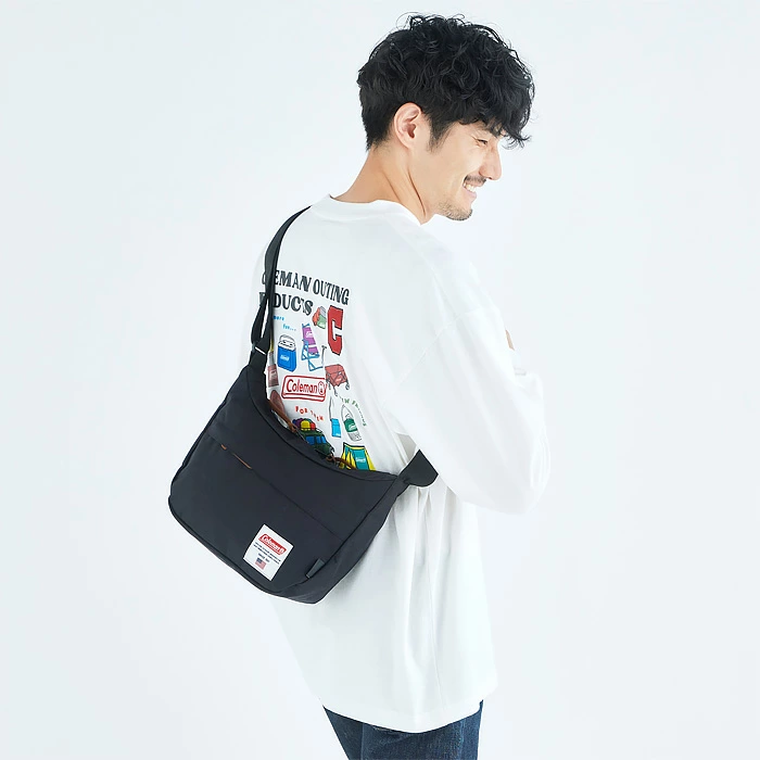 Colemanのショルダーバッグを背負った男性