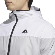 アディダスのジャケットを着た男性