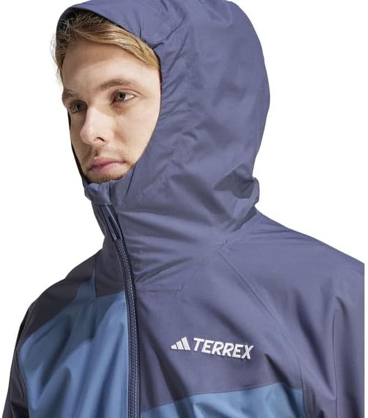 アディダスのジャケットのフードかぶった男性