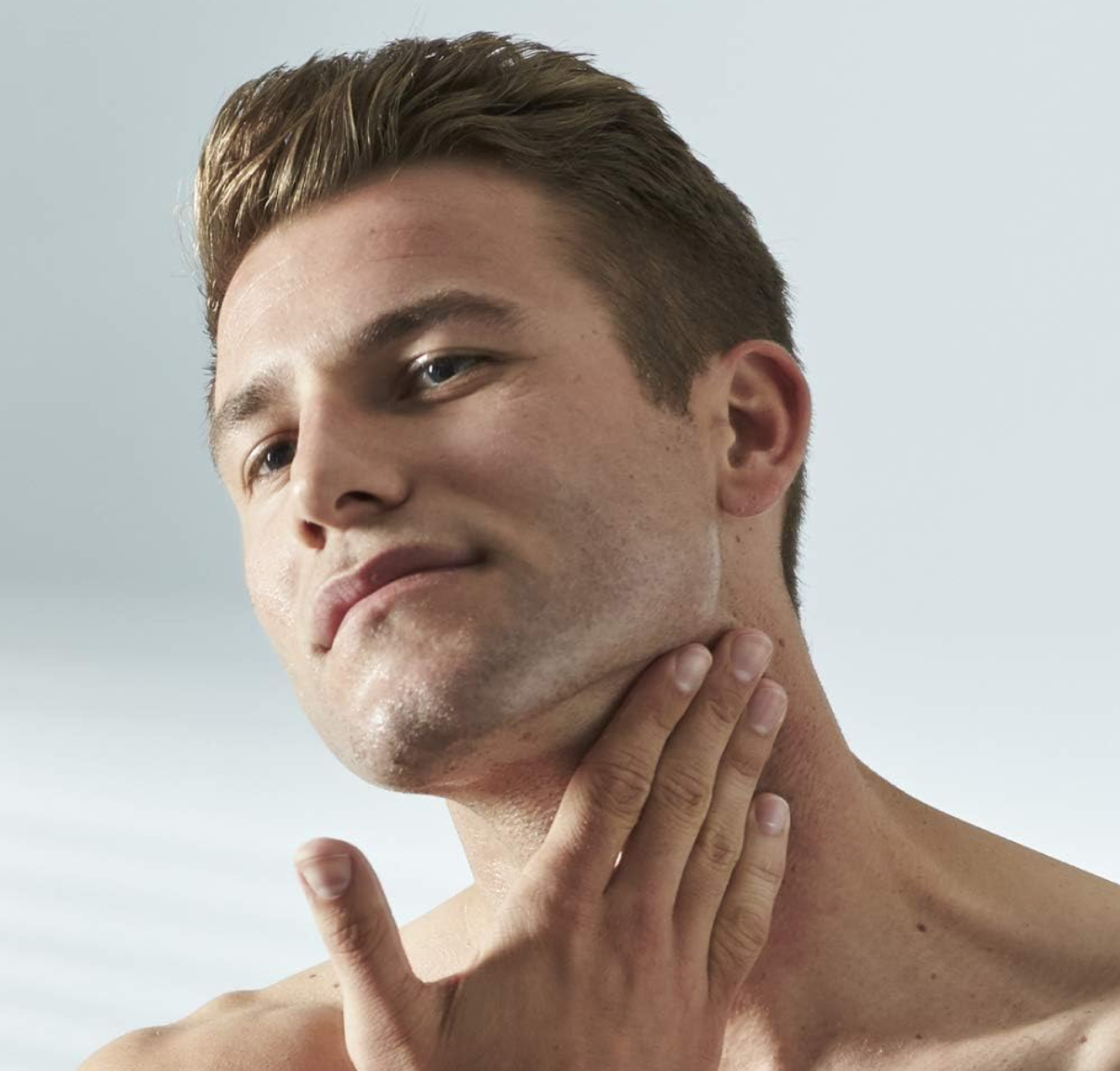 スキンケアに満足する男性の画像