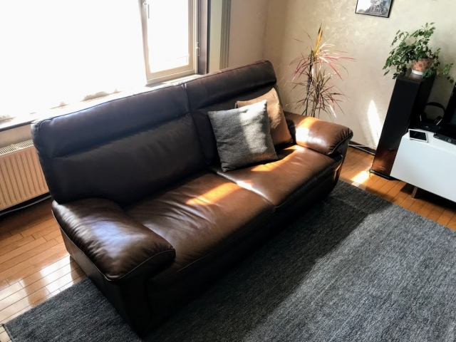 ブラウンのレザーソファ