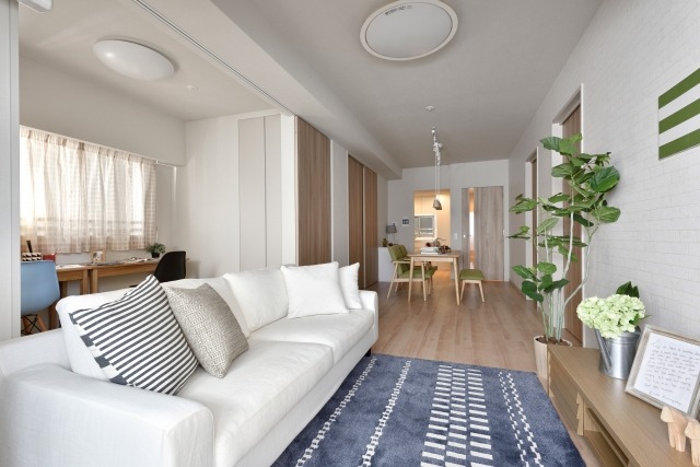 ブルーのラグと白のソファ