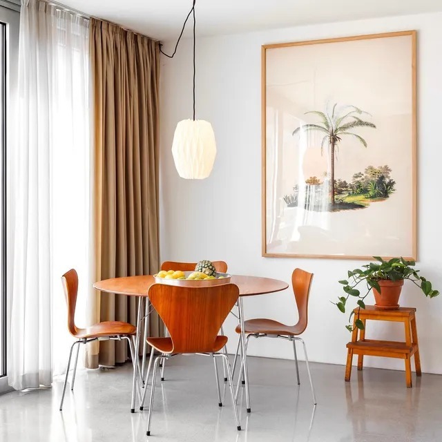 セブンチェアとテーブル