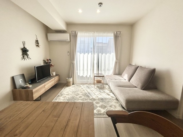 柄入りラグとグレーのソファ