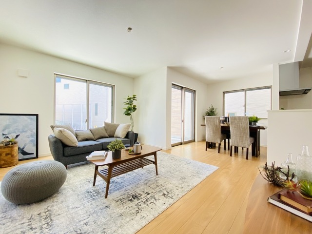 白のラグとリビングセット