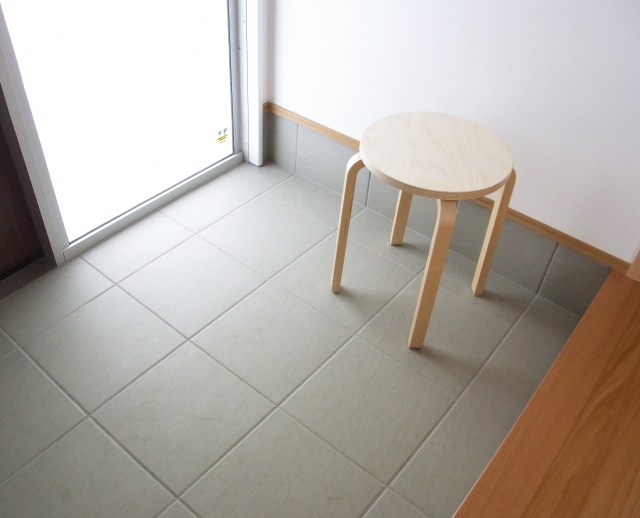 ナチュラル色のスツール